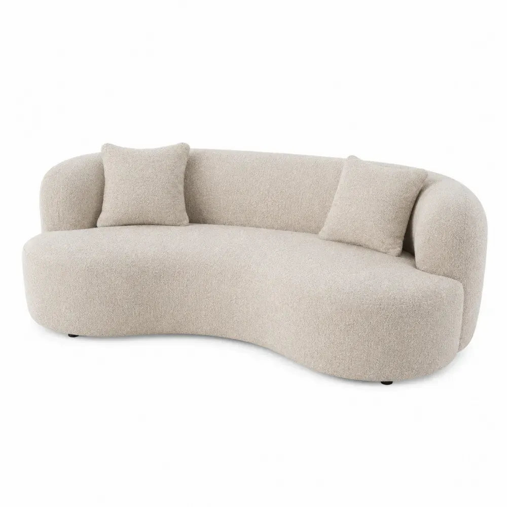 sofá curvo de 3 plazas tapizado en tejido bouclé beige con cojines estructura de madera maciza estilo moderno contemporáneo dimensiones no especificadas