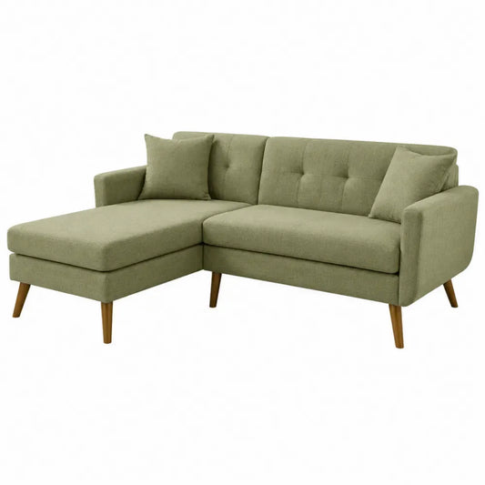 Sofá esquinero de 3 plazas con chaise longue izquierda tapizado en tela de poliéster verde con respaldo capitoné cojines y patas de madera marrón 260 x 160 x 85 cm